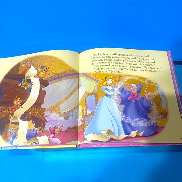 DISNEY PRINCESS AROUND THE WORLD PLAY A SONG & HAPPILY EVER AFTER 3 IN ONE BOOK - Picture 12 of 15